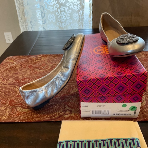 Tory Burch Liana silver ballet flats, size 5, BNIB, MSRP$289 Must have - Picture 4 of 5